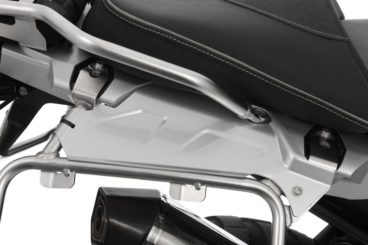 The two covers close the openings between the case carriers and the tail frame and create an appealing look.