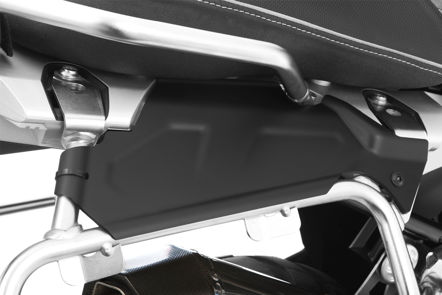 The two covers close the openings between the case carriers and the tail frame and create an appealing look. 