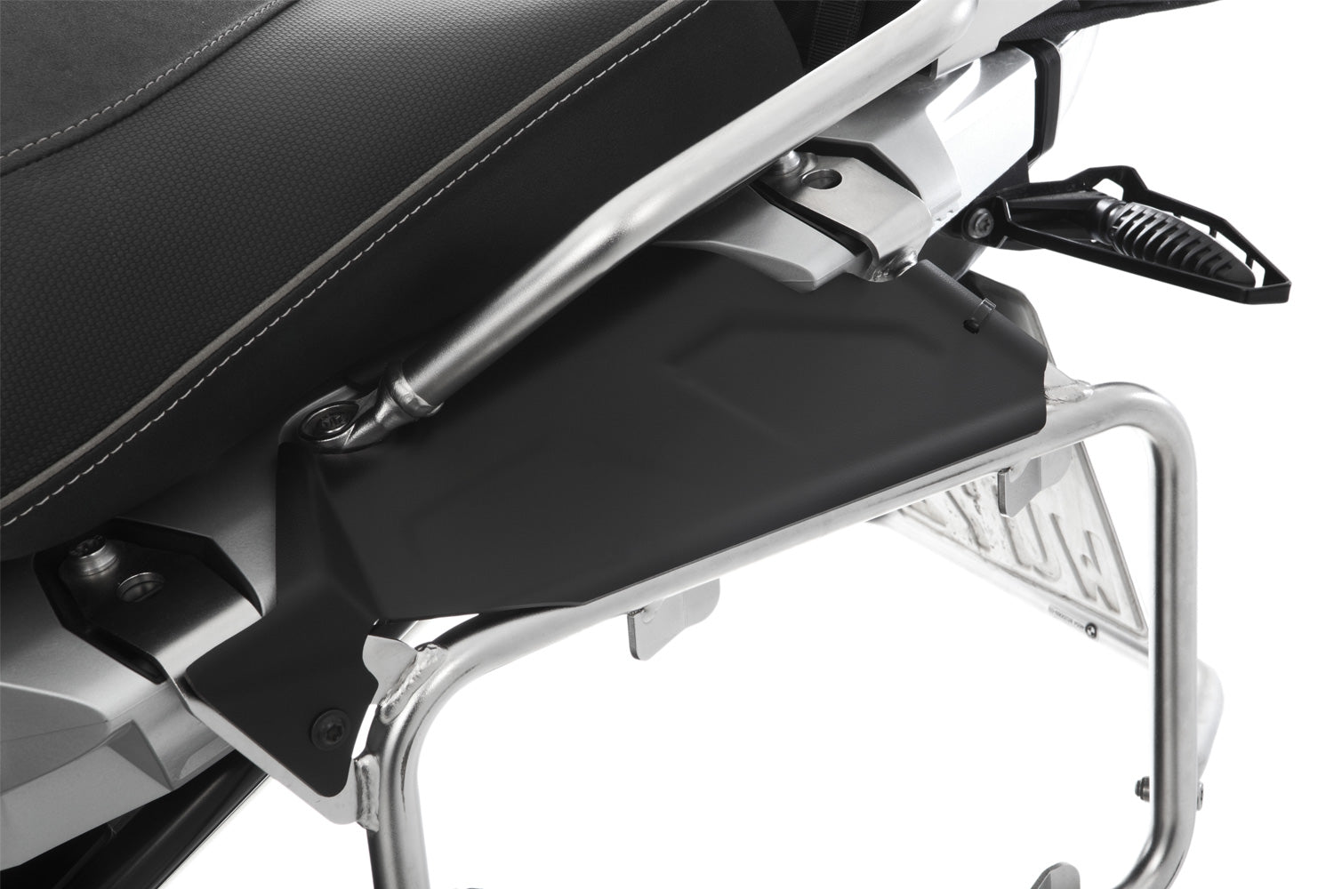 The two covers close the openings between the case carriers and the tail frame and create an appealing look. 