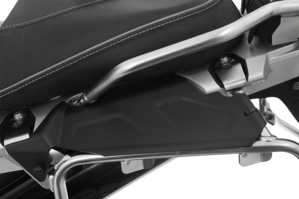 The two covers close the openings between the case carriers and the tail frame and create an appealing look.