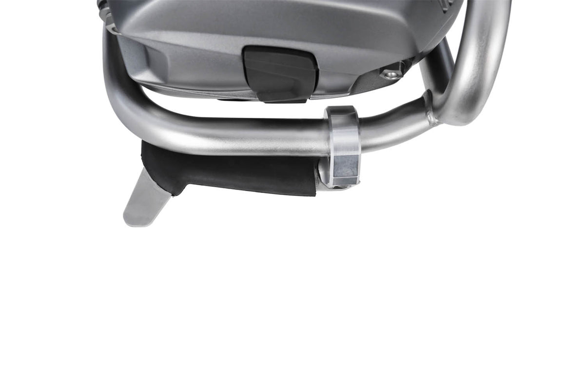 The practical and comfortable crash bar foot rests allow relaxed riding, even on long trips.