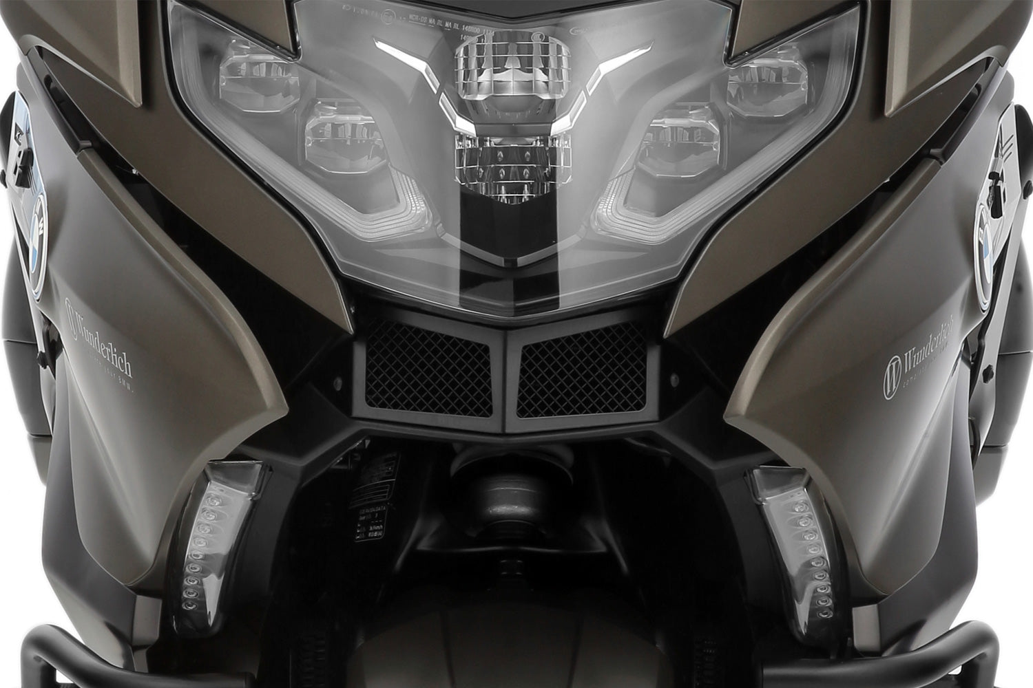 The Wunderlich oil cooler grille for the K1600 GT provides effective protection and ensures optimal long-term cooling air flow.