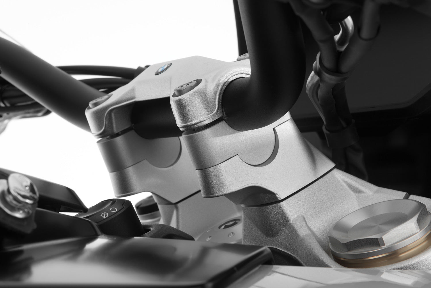 Effective elevation of the handlebar base by approx. 20 mm - complete your BMW ✔ Premium components ✔ Integrated design ➜ Order now