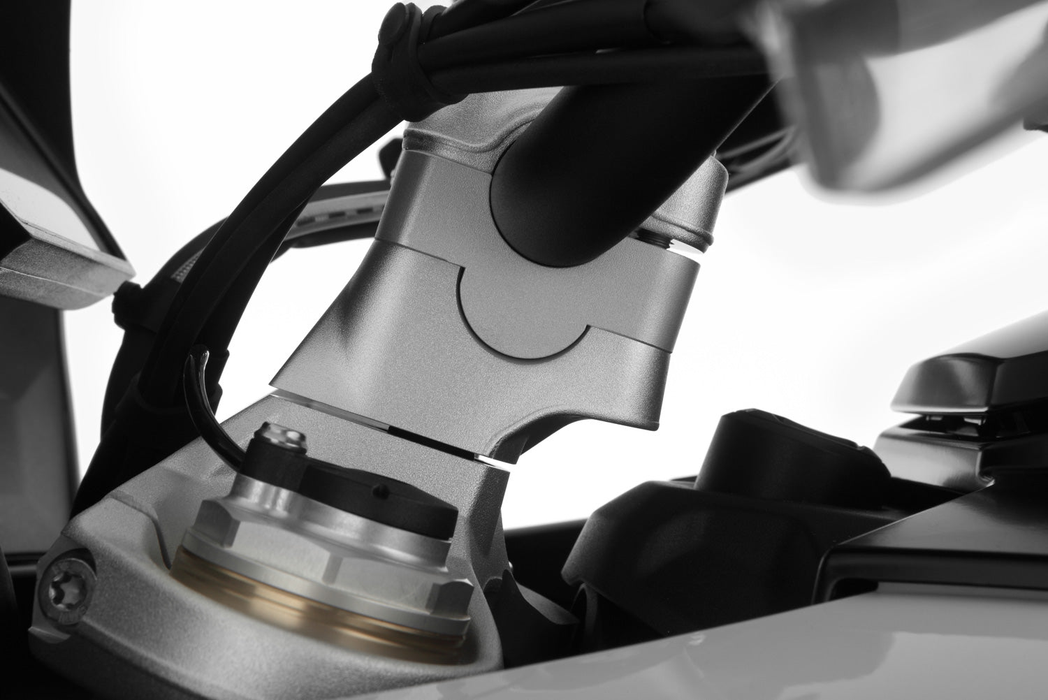 Effective elevation of the handlebar base by approx. 20 mm - complete your BMW ✔ Premium components ✔ Integrated design ➜ Order now