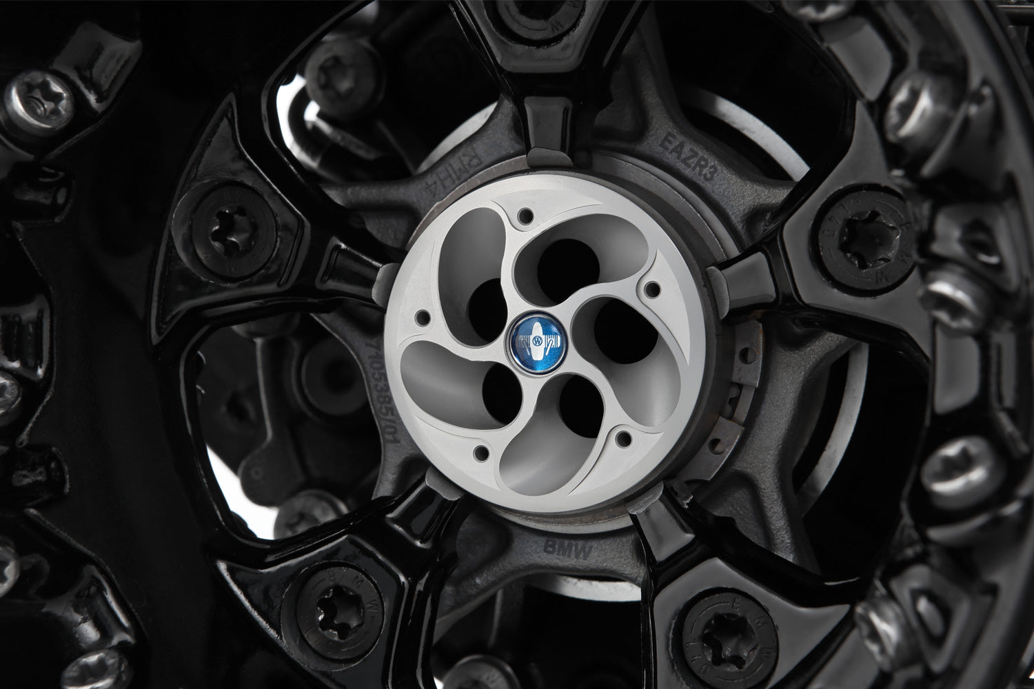 Protects the rear wheel hub as well as the cardan swingarm and wheel drive ✔ Premium components ✔ Integrated design ➜ Order now