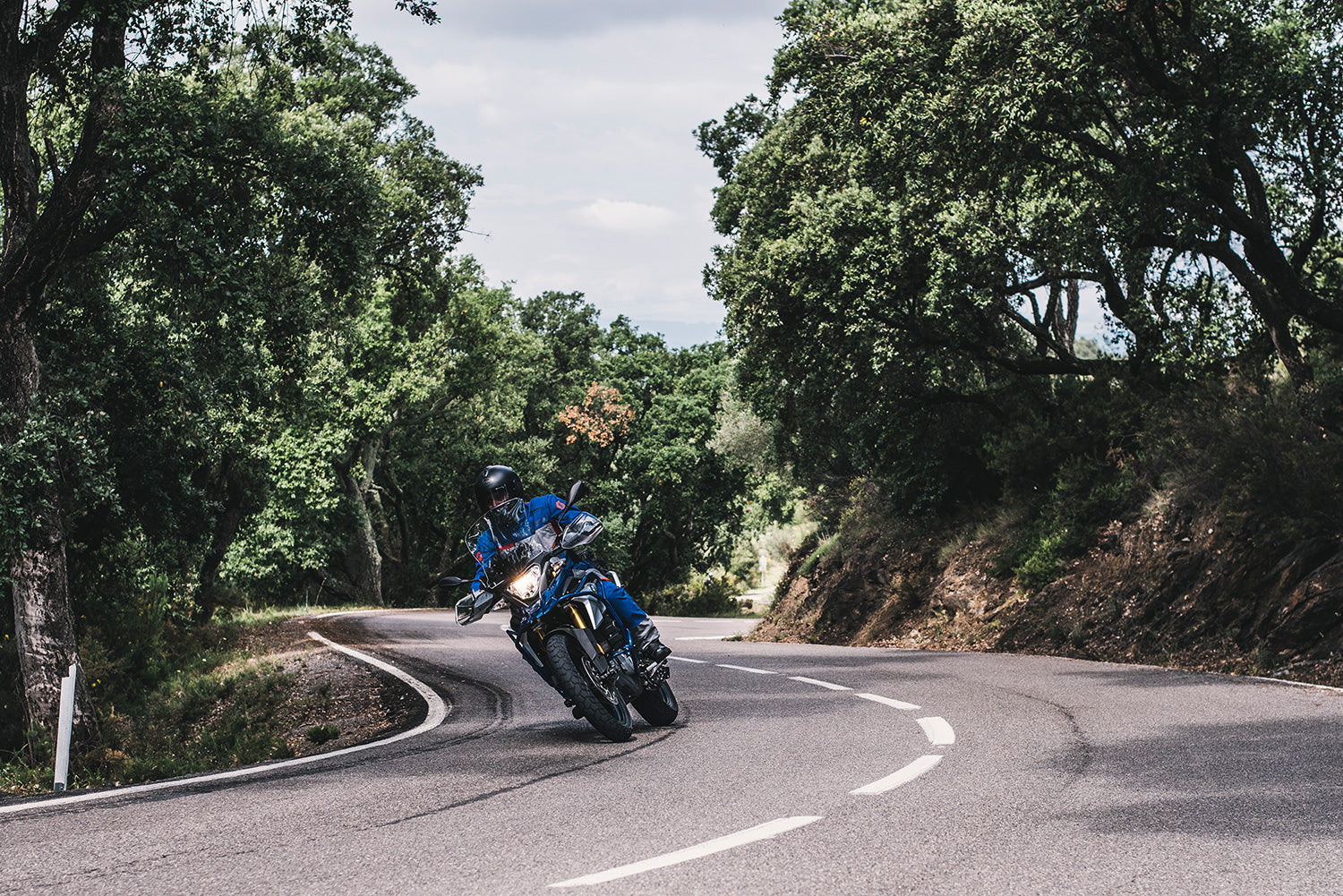 The protectors effectively keep the road away from the motorcycle and significantly reduce the possibility of damage to the front.
