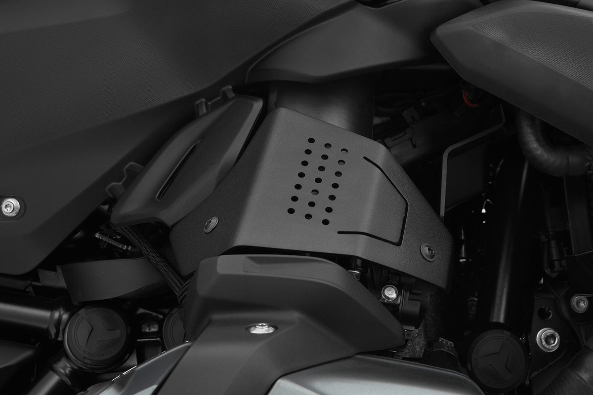 Reliable protection for vulnerable line connections, connectors, the throttle sensor and the injector tube