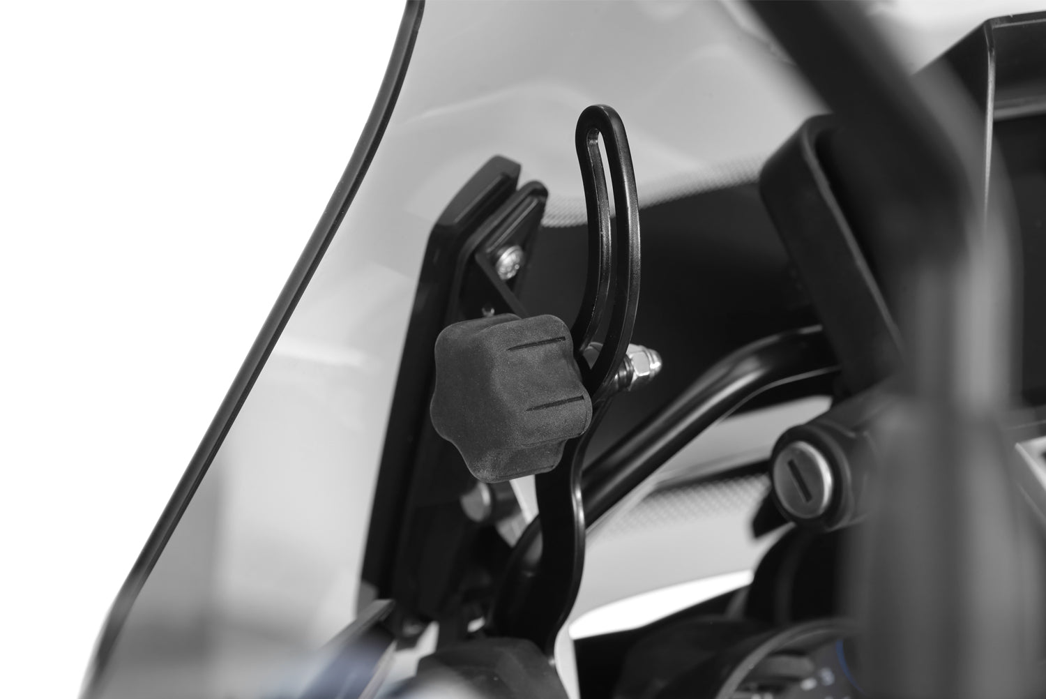 The windshield reinforcement on both sides stabilises the windshield and thus reduces turbulences caused by the airflow at high speeds