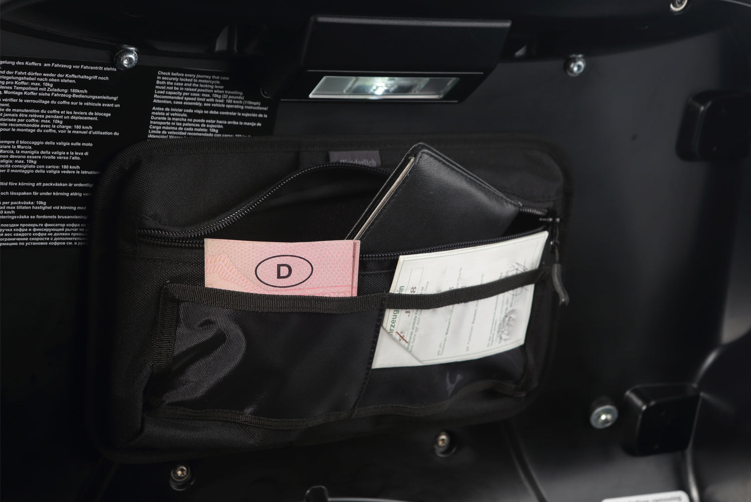 Now the side and top case lids can also be used for convenient and practical storage.
