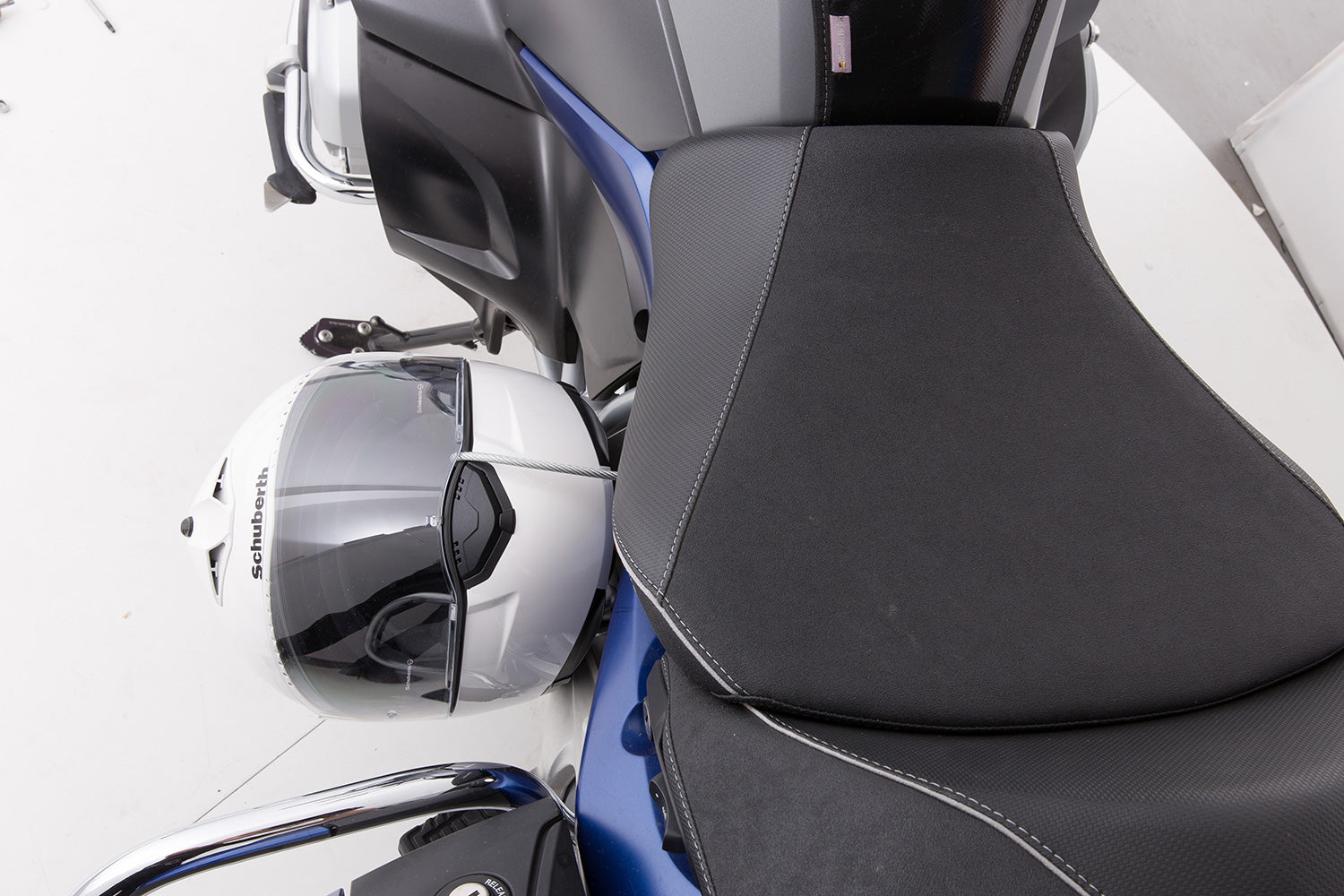 Wunderlich helmet anti-theft system HELM-LOCK R 1200 RT LC - complete your BMW ✔ Premium components ✔ Integrated design ➜ Order now