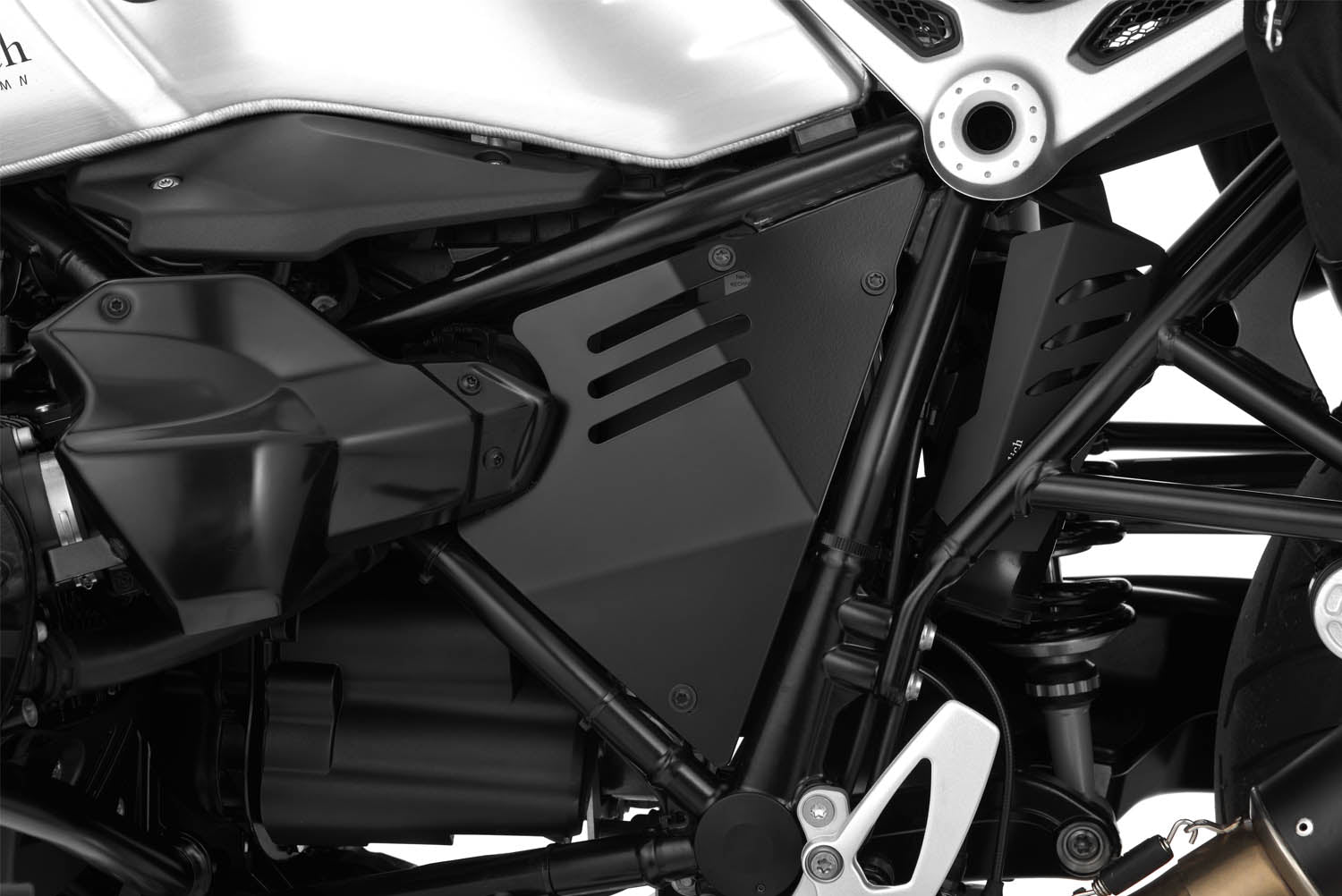 This cover closes the frame triangle on the R nineT and thus covers the air filter box