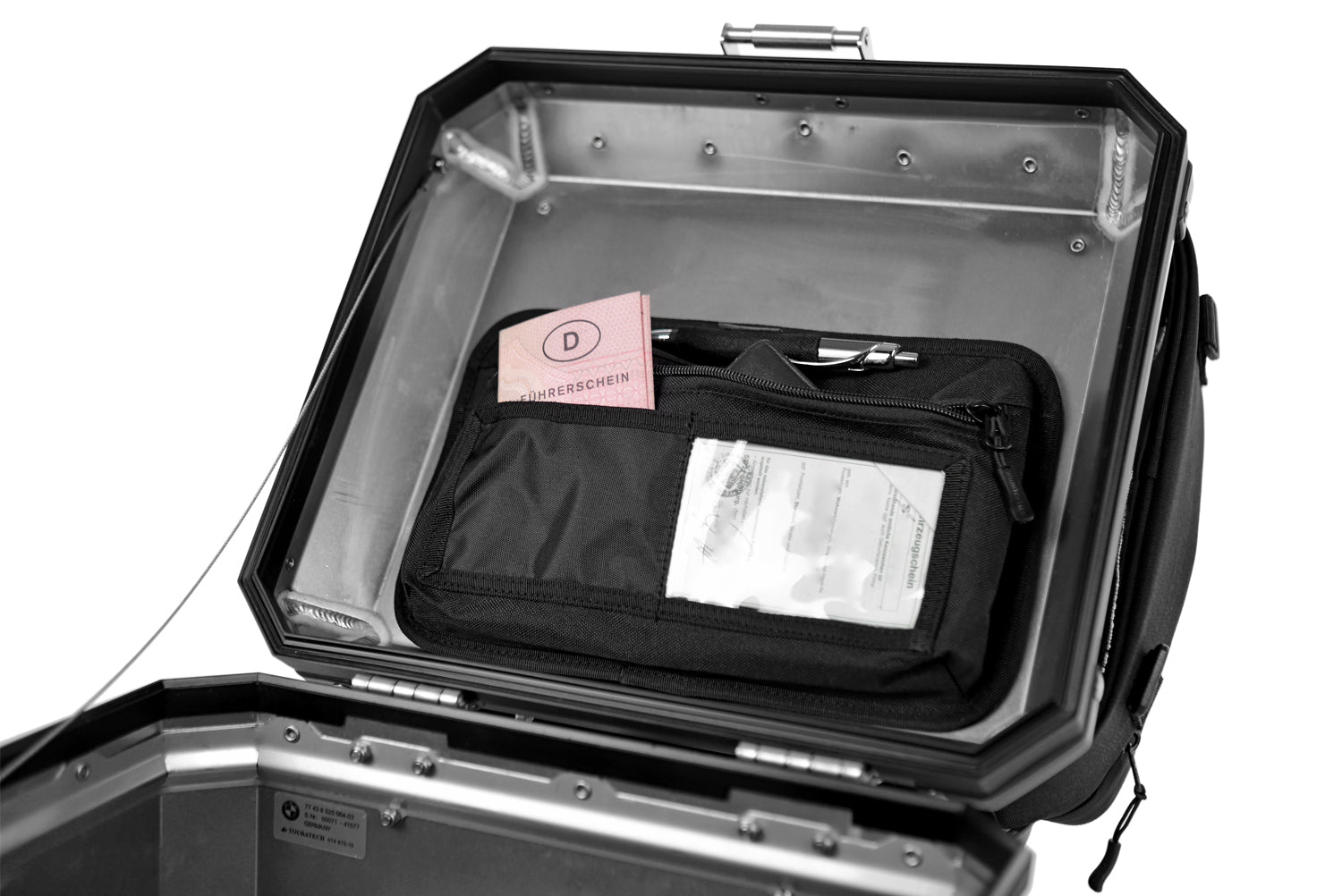 Now the side and top case lids can also be used for convenient and practical storage.
