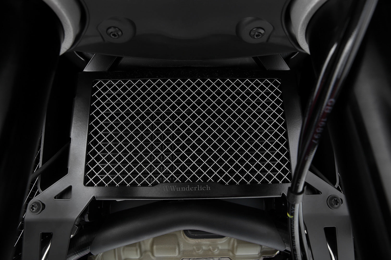 Prevents damage and heavy dirt from foreign bodies thrown up by the front wheel 