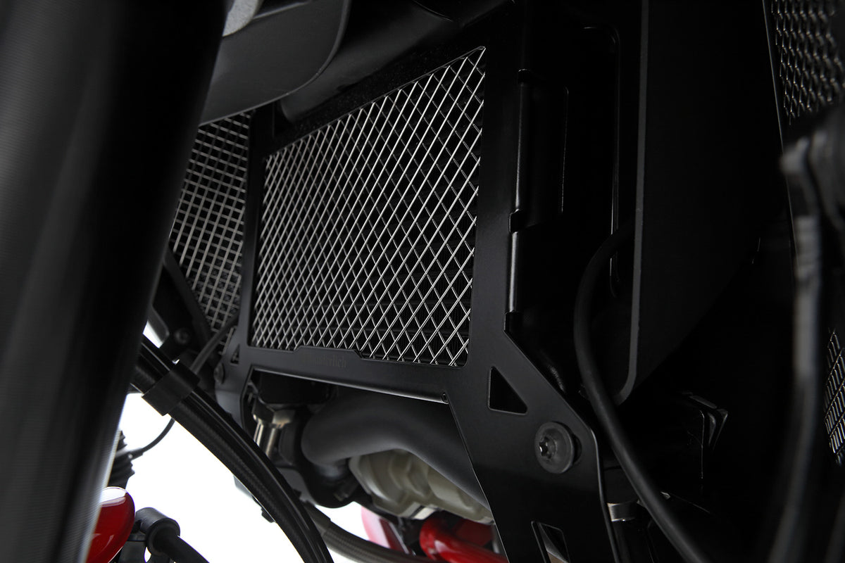 Prevents damage and heavy dirt from foreign bodies thrown up by the front wheel