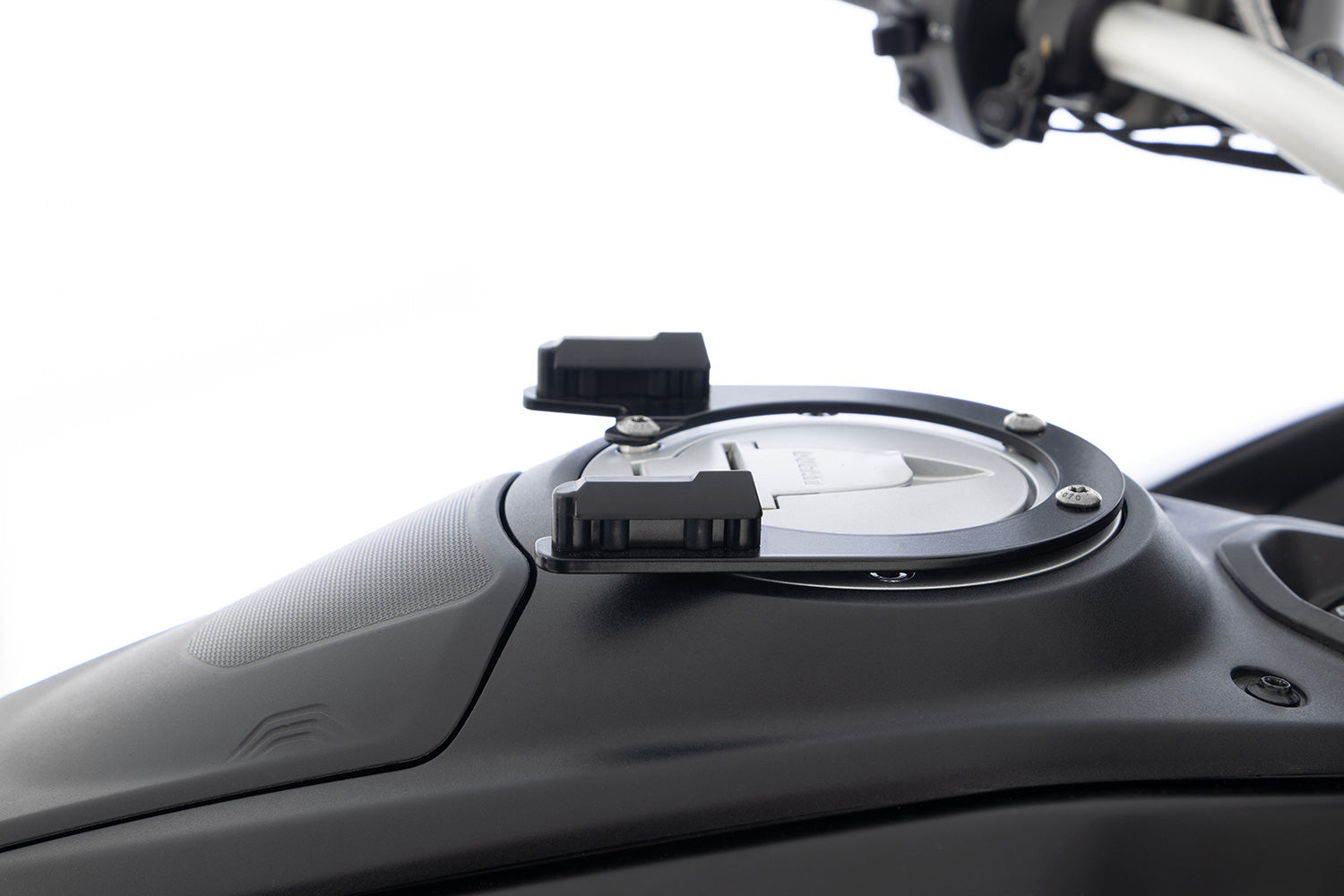 Tank ring bracket for secure attachment of CLICK BAGs with a single click