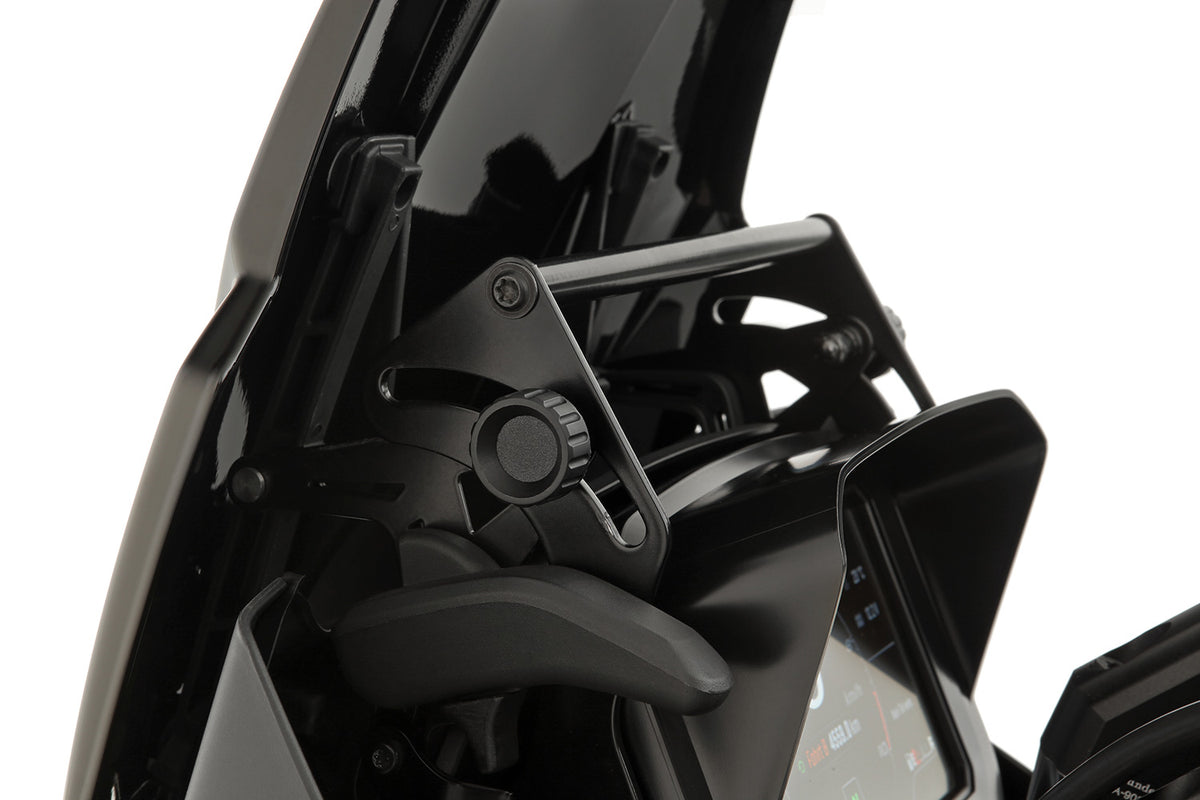 The windshield reinforcement on both sides stabilises the windshield and thus reduces turbulences caused by the airflow at high speeds