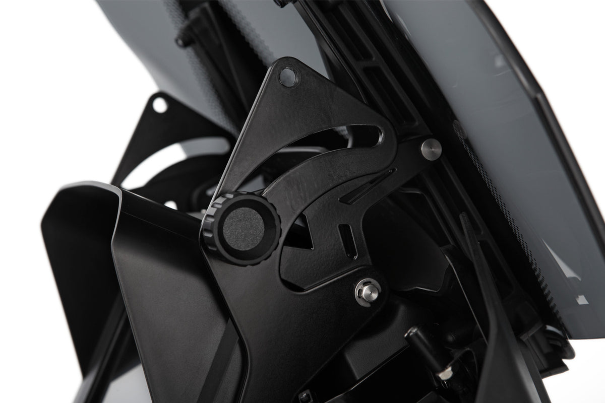 The windshield reinforcement on both sides stabilises the windshield and thus reduces turbulences caused by the airflow at high speeds