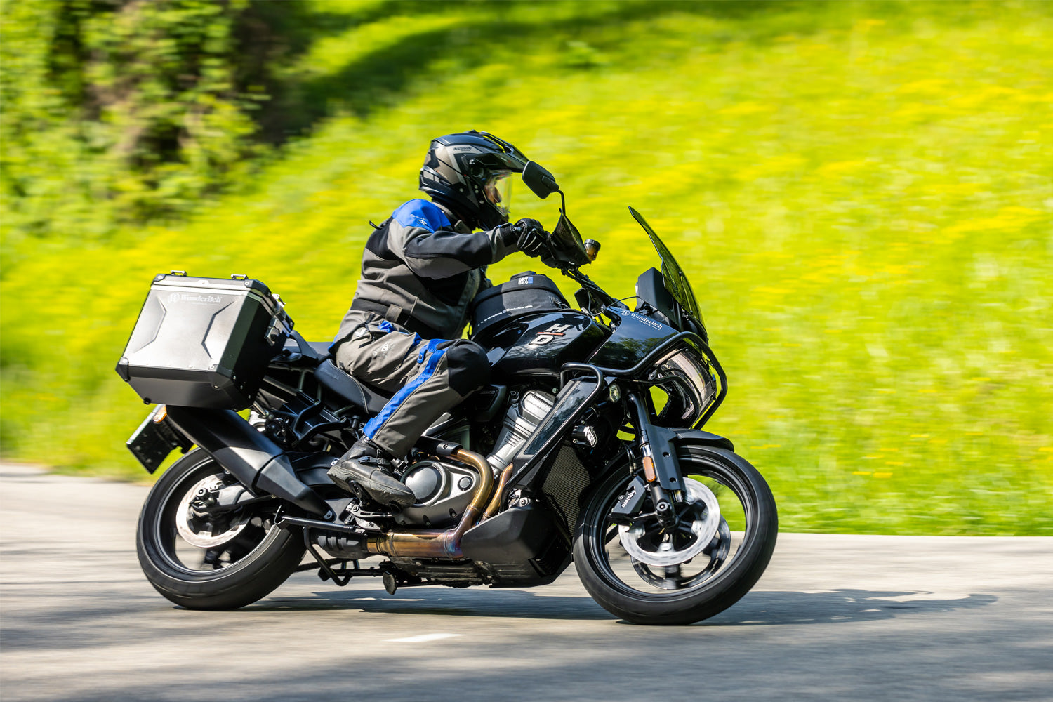 The windshield reinforcement on both sides stabilises the windshield and thus reduces turbulences caused by the airflow at high speeds
