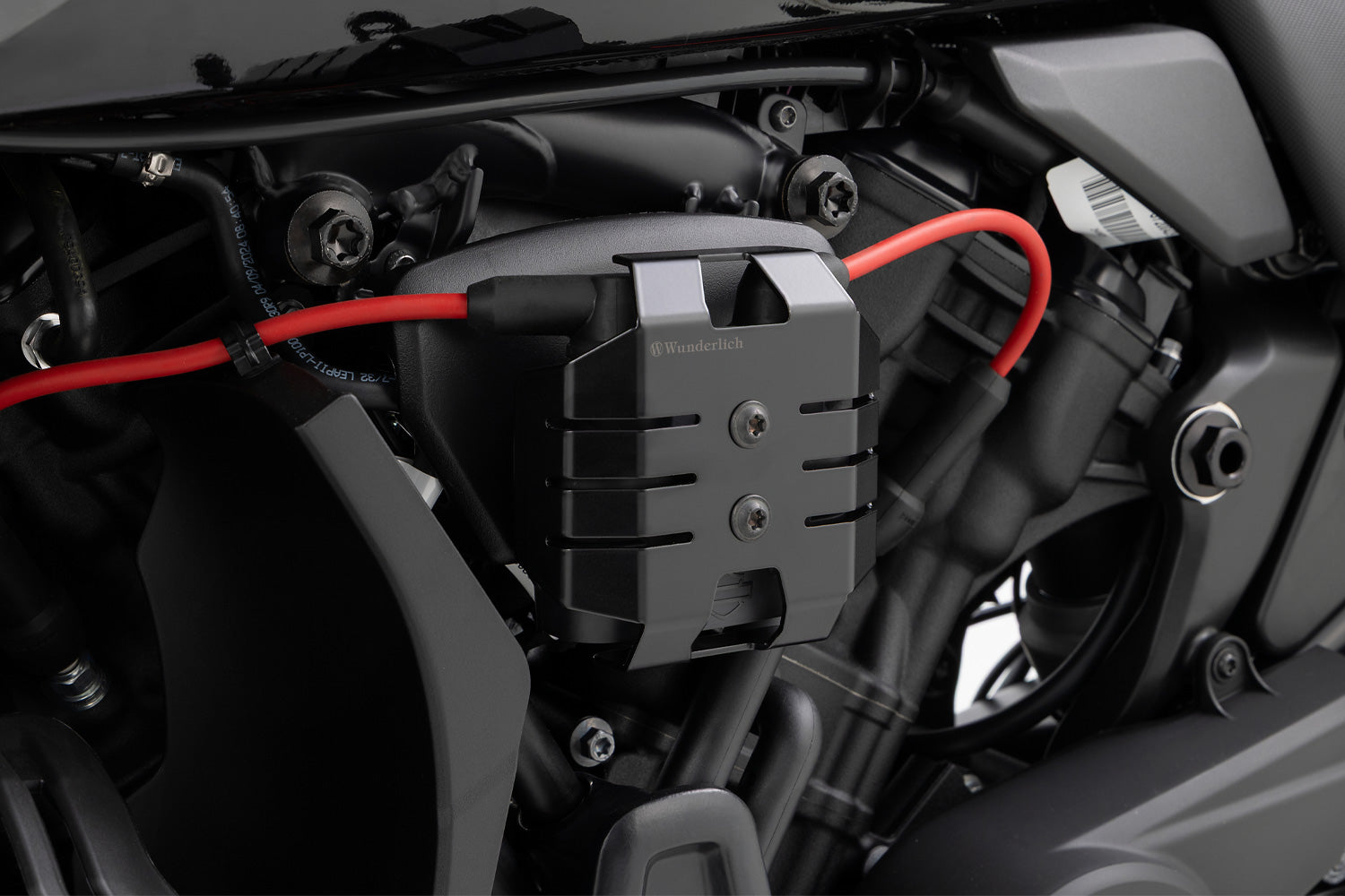 Covers the ignition coil and integrates the area perfectly into the overall design of the motorcycle