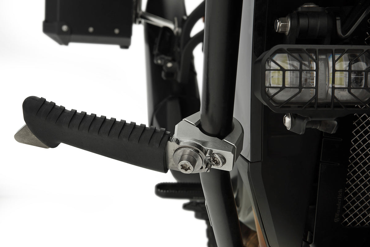 The practical and comfortable crash bar foot rests allow relaxed riding, even on long trips.