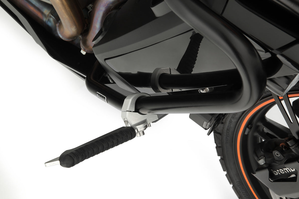 The practical and comfortable crash bar foot rests allow relaxed riding, even on long trips.