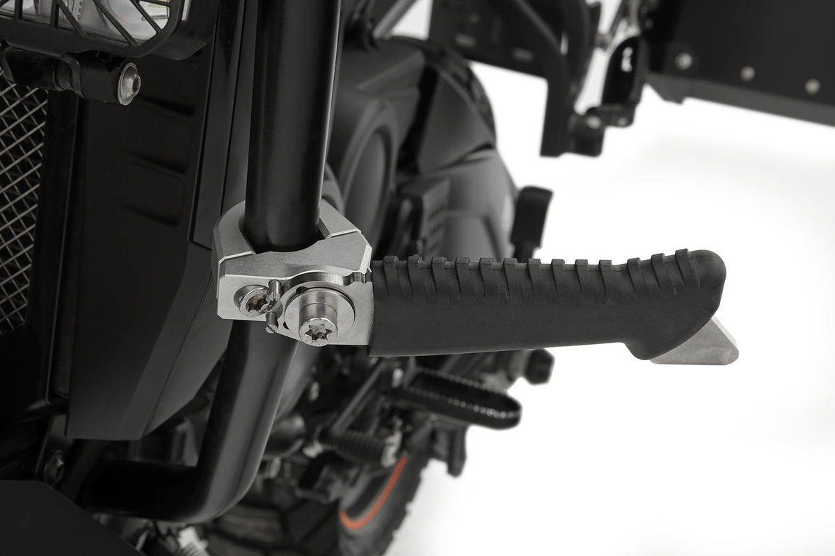 The practical and comfortable crash bar foot rests allow relaxed riding, even on long trips.