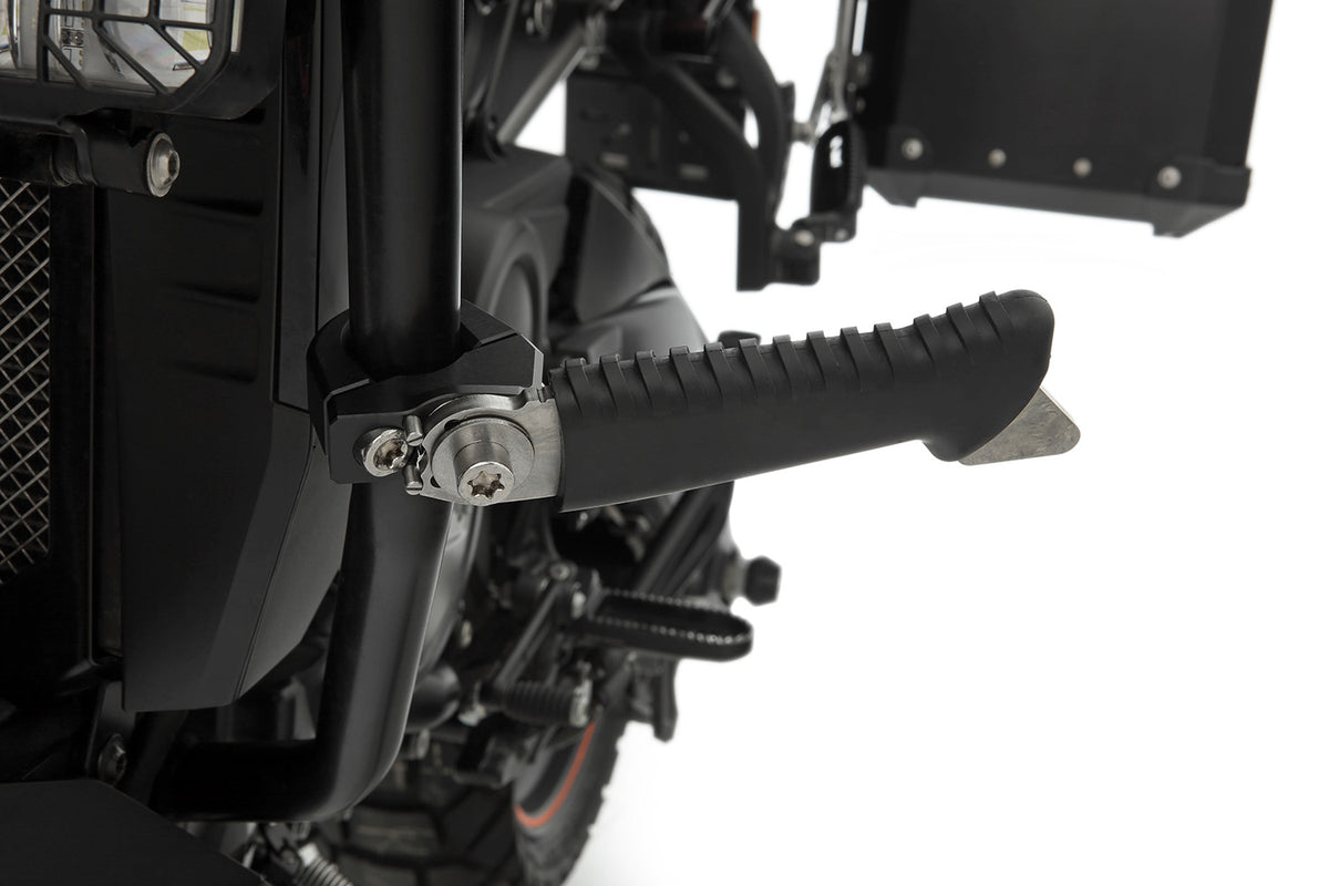 The practical and comfortable crash bar foot rests allow relaxed riding, even on long trips.