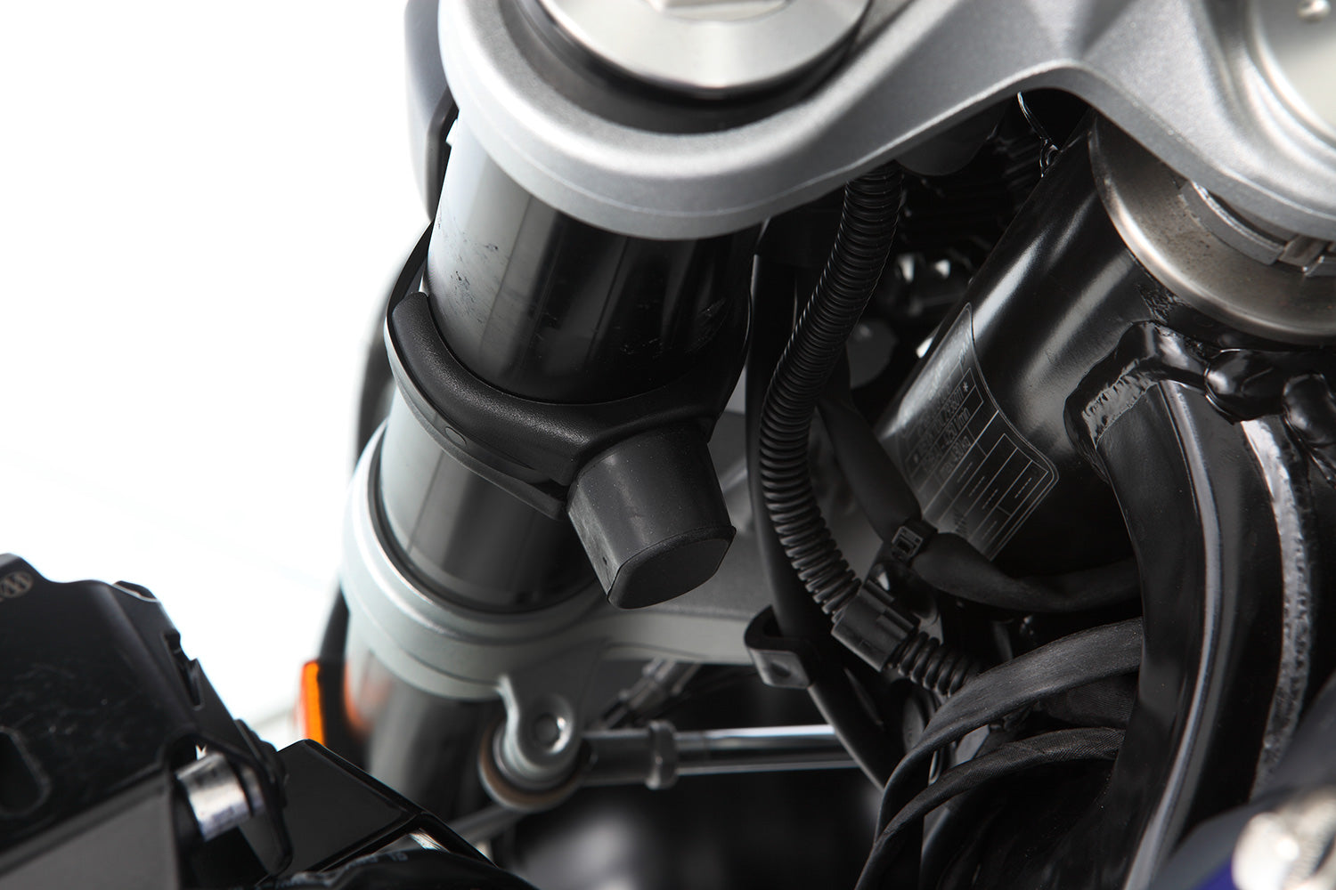 Limit and dampen the steering angle in the event of a fall, even before the standard steering stops are reached with full force