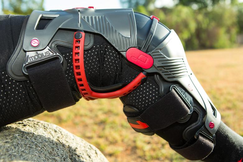 Mobius - X8 Knee Braces (Pair)